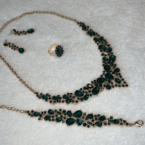 Emerald Necklace Set - Picture 4 of 4